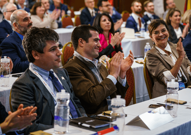 Image showing a crowd clapping at the CMA Shipping Conference